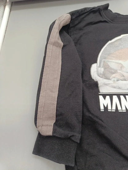 Detail des grauen Streifens am Ärmel des schwarzen Kinder-Sweatshirts