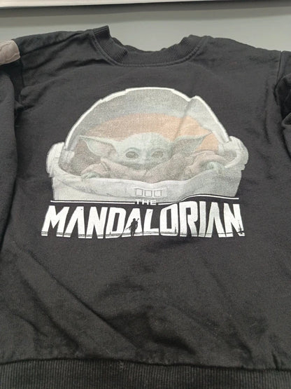 Detail des Grogu-Motivs und The Mandalorian Schriftzugs auf dem Sweatshirt