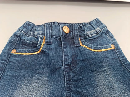 Bund und goldfarbene Ziernähte an den vorderen Taschen der Jeansshorts
