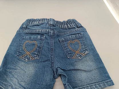 Rückseite der Jeansshorts mit zwei herzbestickten Gesäßtaschen