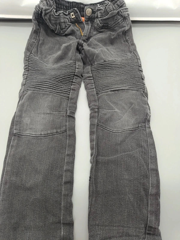 Schwarze Kiki & Koko Kinderjeans Größe 110 mit gerippten Einsätzen, Vorderseite
