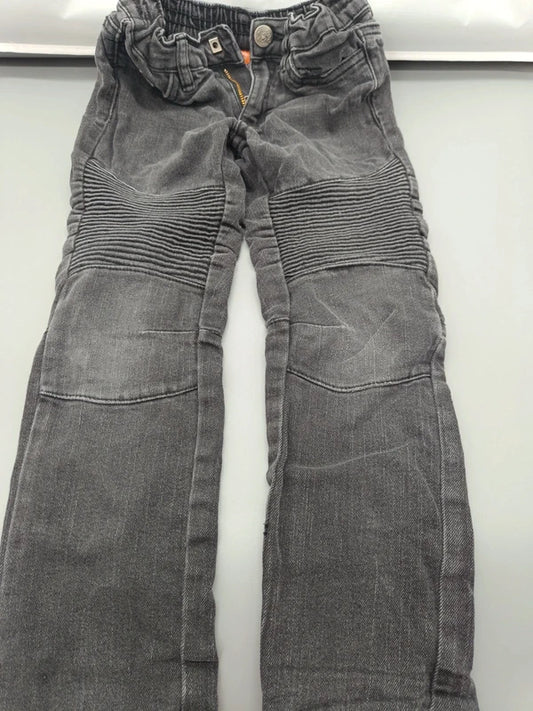 Schwarze Kiki & Koko Kinderjeans Größe 110 mit gerippten Einsätzen, Vorderseite