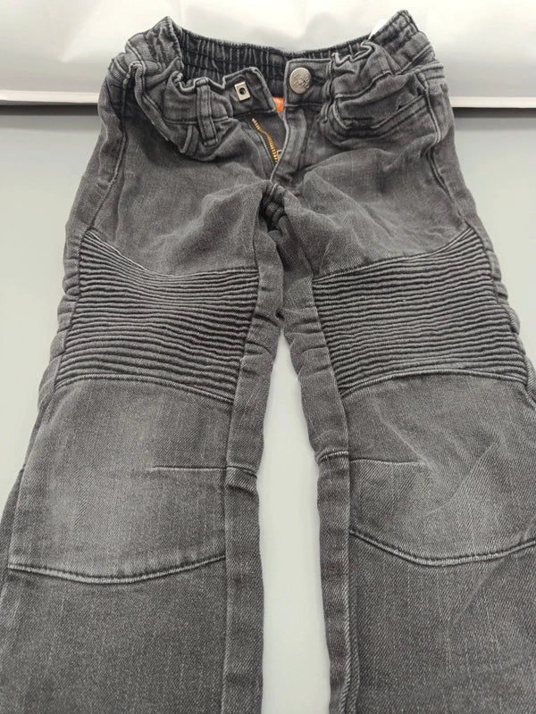 Detail von Bund und gerippten Oberschenkeln der Kiki & Koko Jeans