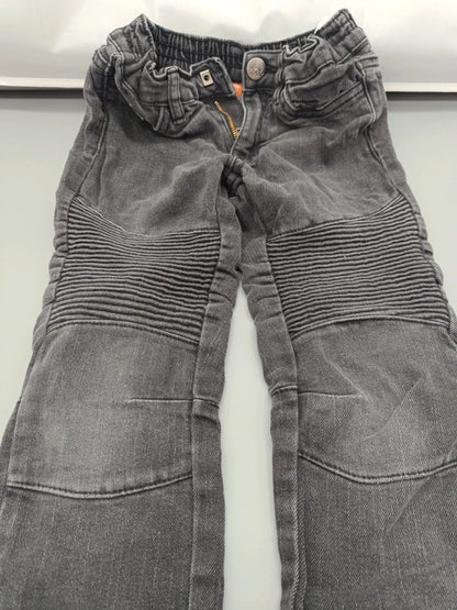 Detail von Bund und gerippten Oberschenkeln der Kiki & Koko Jeans