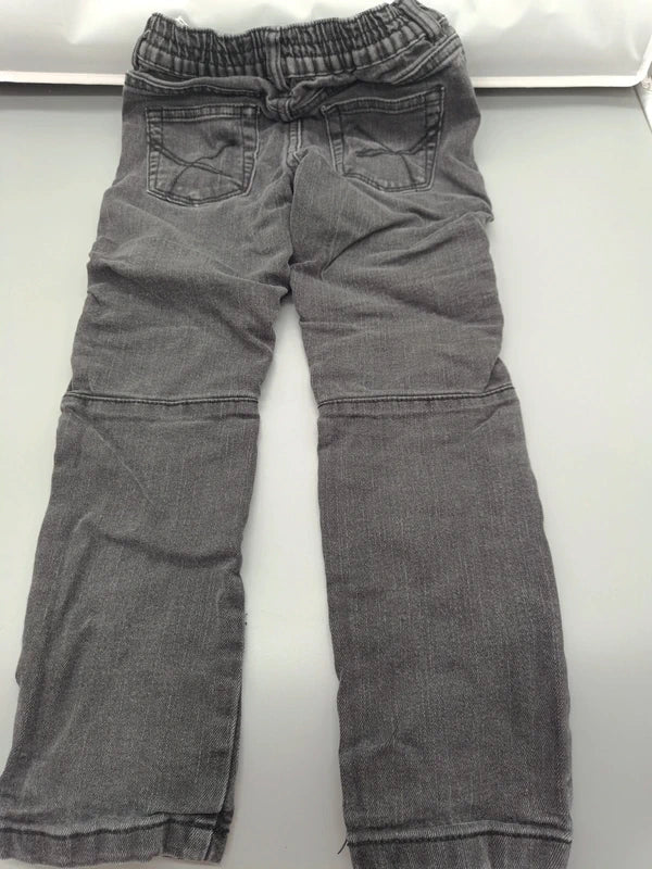 Rückseite der schwarzen Kiki & Koko Jeans mit Gesäßtaschen, Größe 110