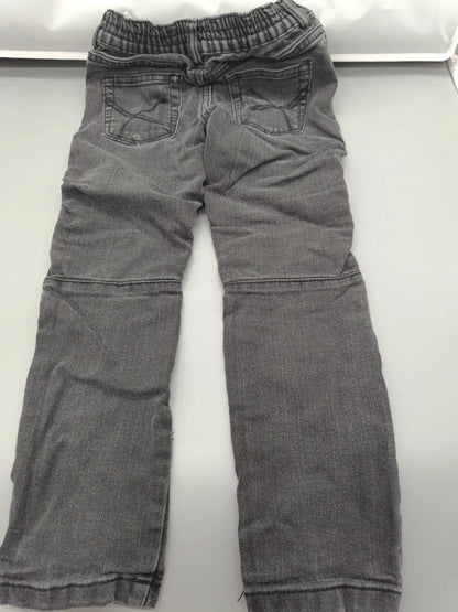 Rückseite der schwarzen Kiki & Koko Jeans mit Gesäßtaschen, Größe 110