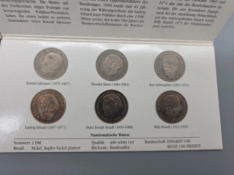 Detail der sechs 2-DM-Münzen und Beschriftung des Sammlerfolders