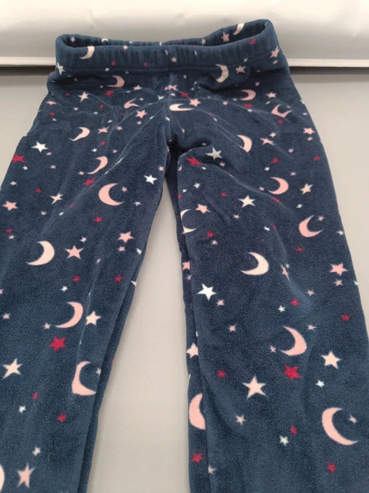 Nahaufnahme des dunkelblauen Stoffes mit rosa, weißen und roten Sternen und Monden