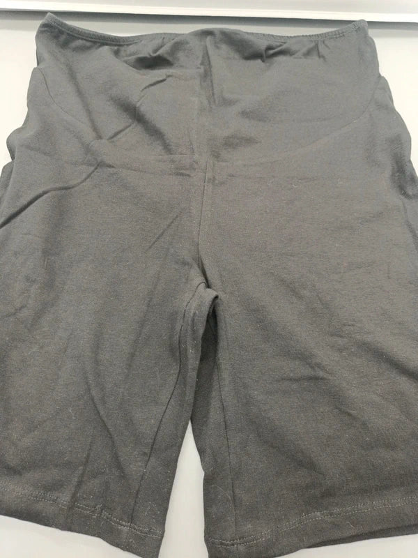 Nahaufnahme der schwarzen Shorts mit elastischem Bund