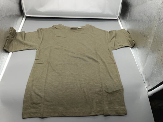 Detailaufnahme der strukturierten Oberfläche des beigen Kurzarmshirts