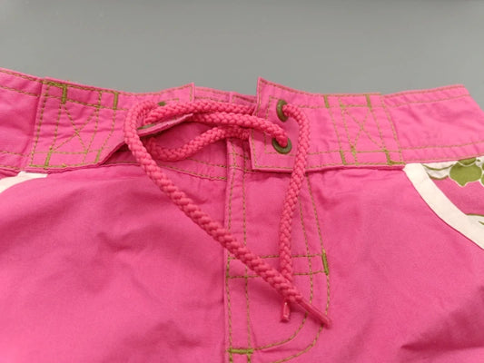 Detailaufnahme des pinkfarbenen Mädchenrocks mit Bindekordel und Blumenbordüre