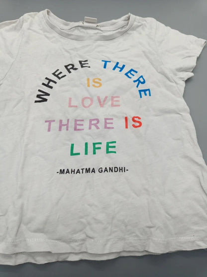 Detail des mehrfarbigen englischen Schriftzugs auf dem weißen H&M T-Shirt