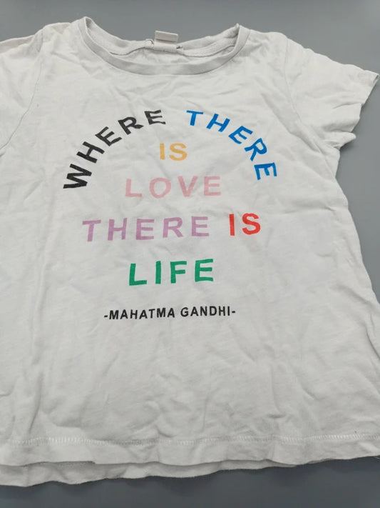 Detail des mehrfarbigen englischen Schriftzugs auf dem weißen H&M T-Shirt