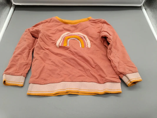 Korallfarbenes Langarmshirt mit Regenbogen-Aufnäher in Größe 92, Vorderseite