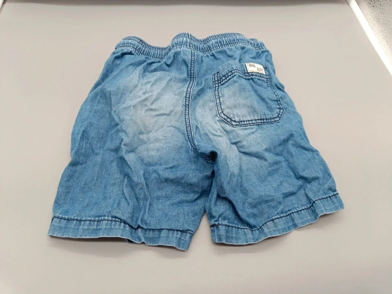 Rückseite der blauen Lupilu Shorts mit aufgesetzter Gesäßtasche