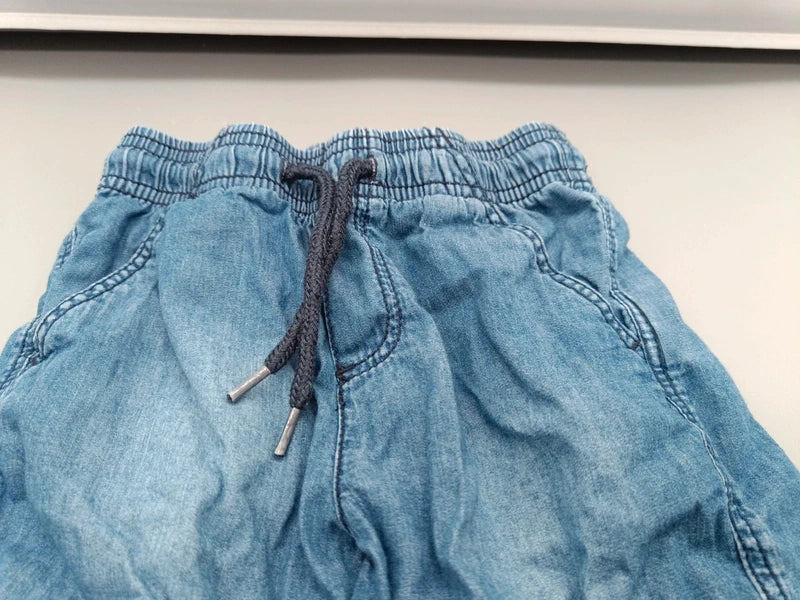 Detail von Gummibund, Kordelzug und Taschen der blauen Lupilu Shorts