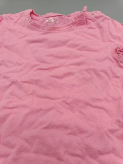 Detail von Ausschnitt und Ärmelkante des rosa Kuniboo Shirts