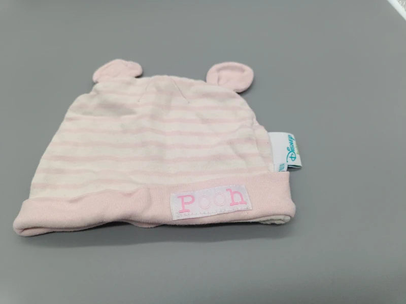 Vorderseite der rosa Disney Baby Babymütze mit Pooh-Aufnäher