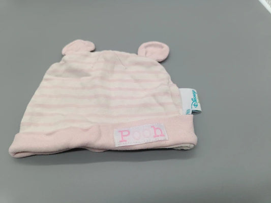 Vorderseite der rosa Disney Baby Babymütze mit Pooh-Aufnäher