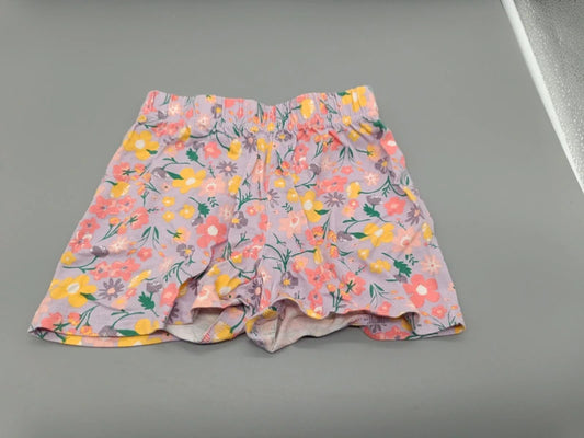 Fliederfarbene alive Kinder-Shorts Größe 110/116 mit buntem Blumenmuster und Volant, Vorderseite