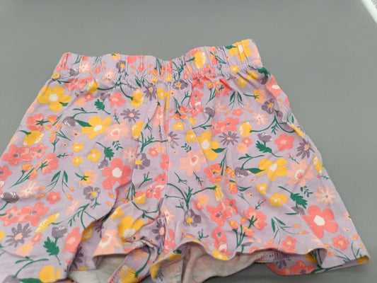 Detail des bunten Blumenmusters und des Volants an der alive Shorts