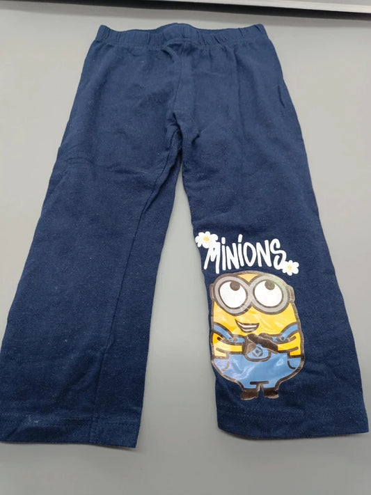 Marineblaue Minions Sommerhose Größe 122, Vorderseite mit Aufdruck am Hosenbein