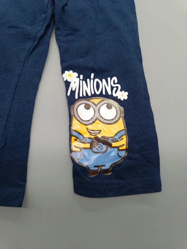 Detail des Minions Aufdrucks auf der marineblauen Sommerhose