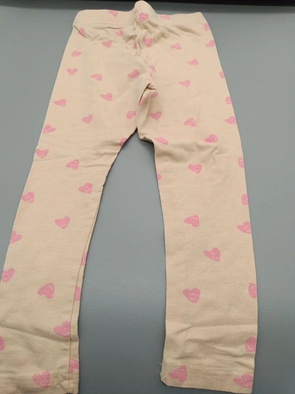 Rückseite der cremefarbenen Kinder-Leggings mit rosa Herzen