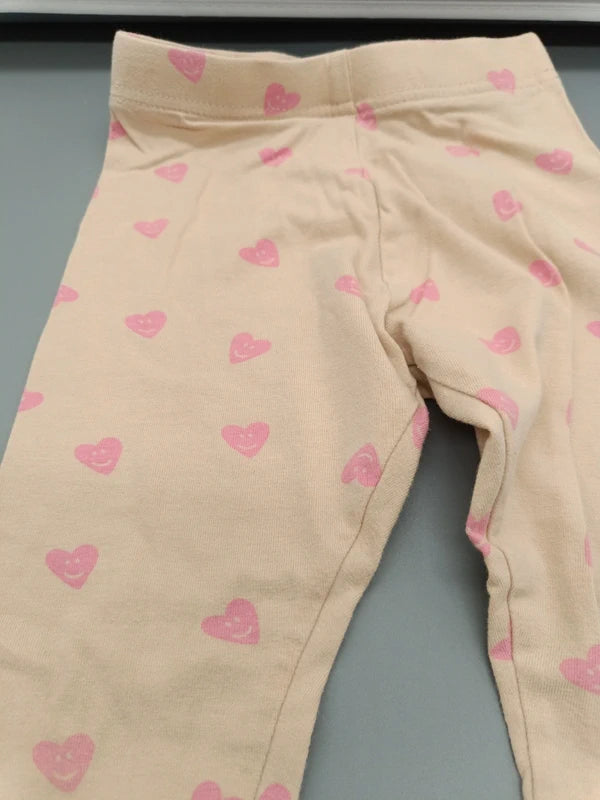 Detail des Bundes und rosa Herzmusters der Peppa Pig Leggings