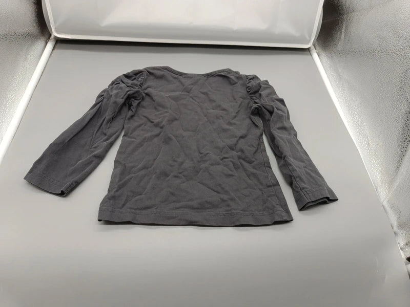 Weiteres Detail der gerafften Schulterpartie am schwarzen Topolino Shirt