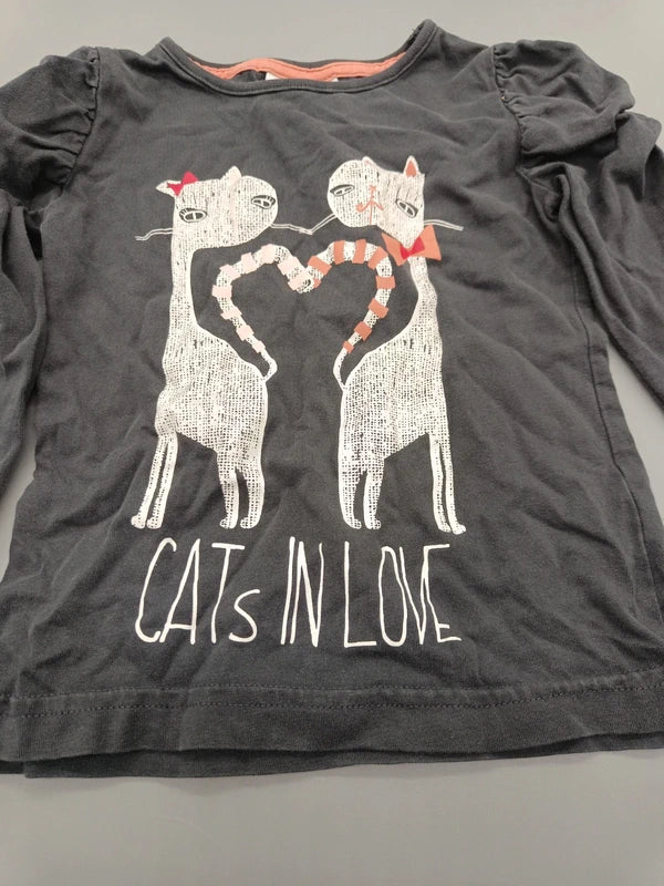 Detail des Katzenmotivs und CATS IN LOVE Schriftzugs auf dem Topolino Shirt