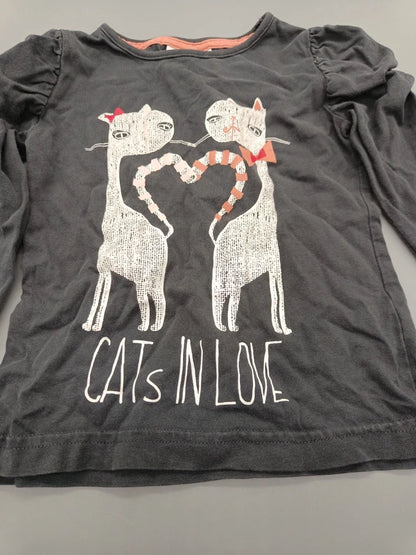 Detail des Katzenmotivs und CATS IN LOVE Schriftzugs auf dem Topolino Shirt