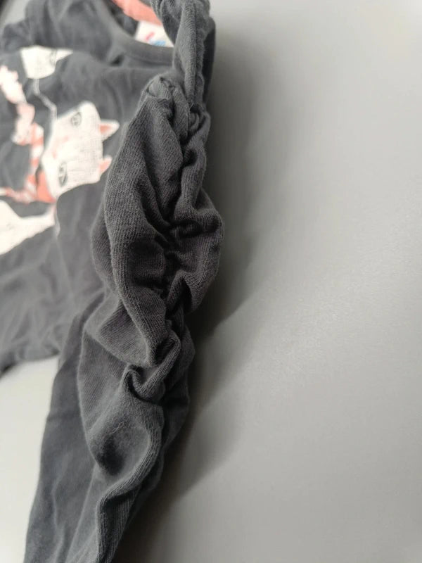 Detail des an der Schulter gerafften Ärmels am Topolino Langarmshirt