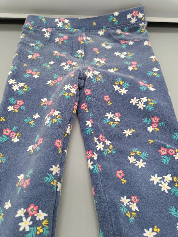 Vorderseite der blauen Lupilu Blumen-Leggings Größe 98/104