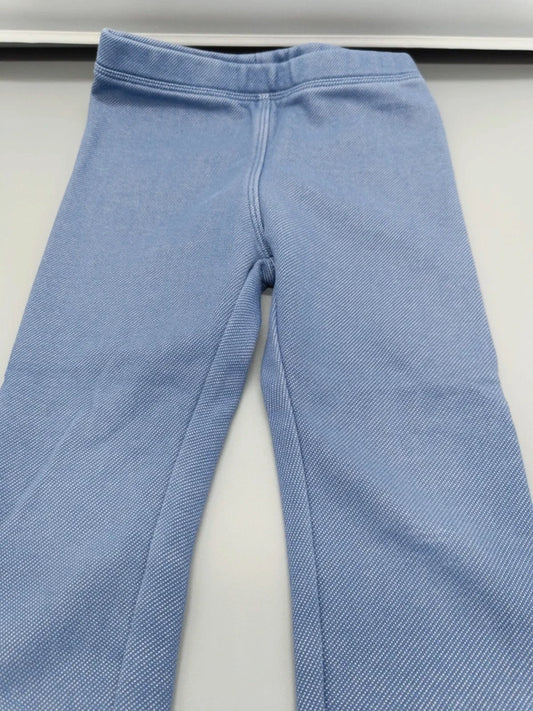 Detail von Bund und strukturierter Außenseite der hellblauen Lupilu Leggings