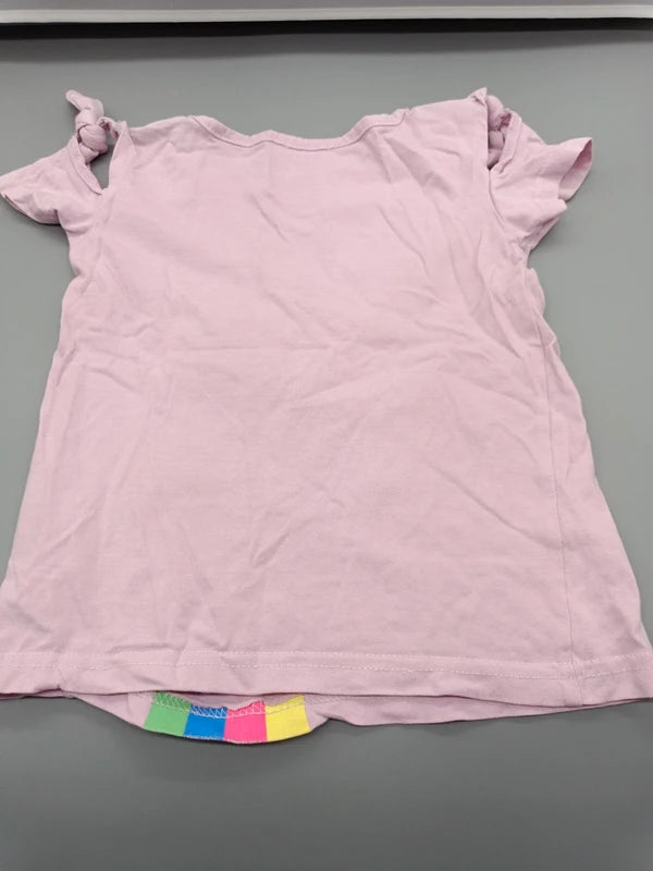 Rückseite des rosafarbenen Kinder-T-Shirts in Größe 110/116