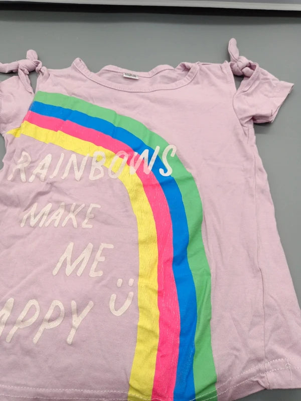 Detail des Regenbogenmotivs und Rainbows make me happy Schriftzugs