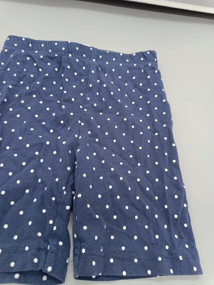 Detail des weißen Punktemusters und elastischen Bundes der Kiki & Koko Shorts