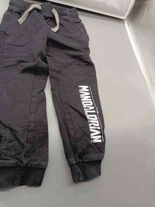 Detailansicht des Manhattan-Prints auf der dunkelgrauen Jogginghose, Größe 98