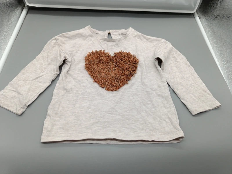 Cremefarbenes MNG Langarmshirt Größe 98 mit großem braunem Herz, Vorderseite