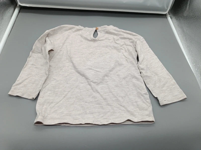 Rückseite des cremefarbenen MNG Langarmshirts Größe 98 mit kleinem Ausschnitt am Hals