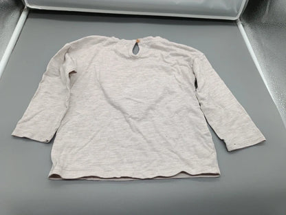 Rückseite des cremefarbenen MNG Langarmshirts Größe 98 mit kleinem Ausschnitt am Hals