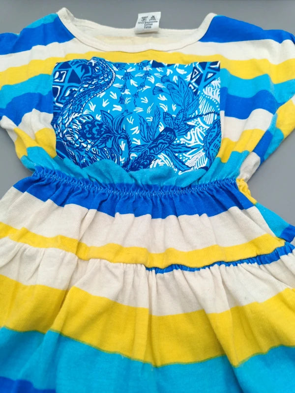 Detail des blauen Musters und der gerafften Taille am Pilou Kleid
