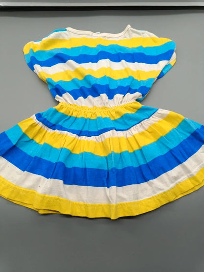 Rückseite des bunt gestreiften Pilou Kinderkleids Größe 98