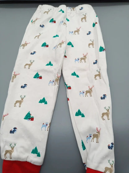 Rückseite der weihnachtlich gemusterten Pyjamahose mit roten Beinbündchen