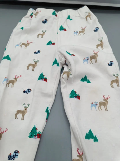 Detail des Weihnachtsmusters mit Rentieren und Tannen auf der Pyjamahose