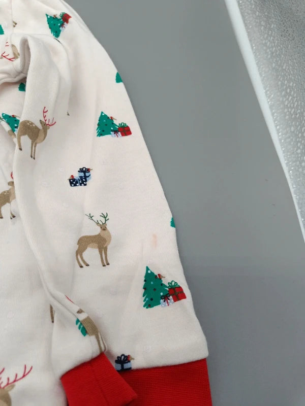 Kleiner Strich am Ärmel des weihnachtlichen Pyjamaoberteils