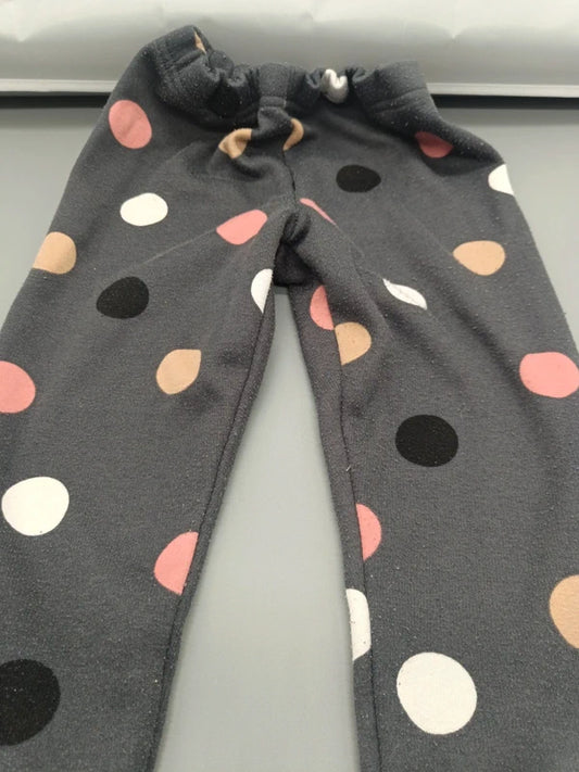 Detailansicht des bunten Punkte-Musters auf der dunkelgrauen Kinderhose, Größe 110