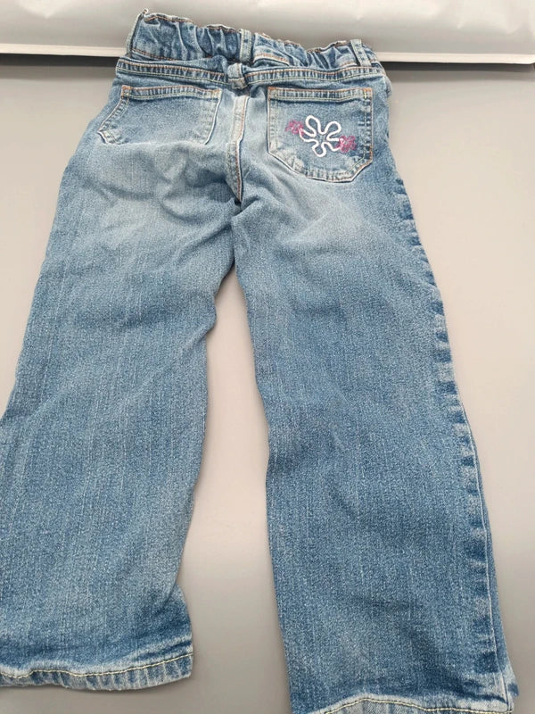 Rückseite der Kinderjeans mit zwei Gesäßtaschen