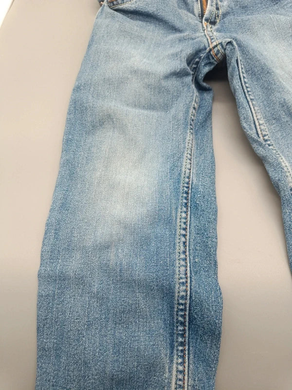 Detail der verwaschenen hellblauen Jeanspartie
